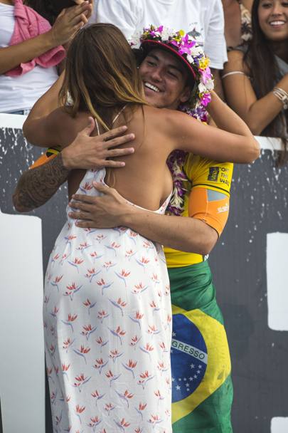 Hawaii Usa. Surf. Lyndie Irons, vedova di Andy, abbraccia il vincitore brasiliano Gabriel Medina (Afp)